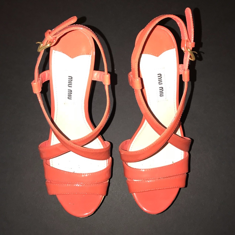 MIU MIU CORAL PATENT LEATHER PLATFORM SANDAL!